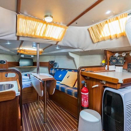 Pequeno Velero En Port Forum Ideal Para Backpackers Сант Адриа де Бесос Екстериор снимка