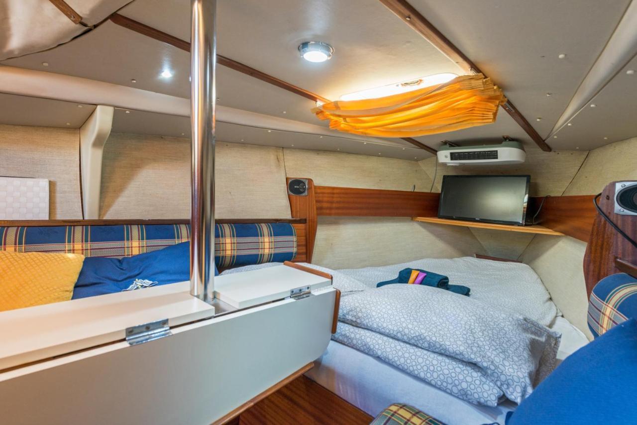 Pequeno Velero En Port Forum Ideal Para Backpackers Сант Адриа де Бесос Екстериор снимка