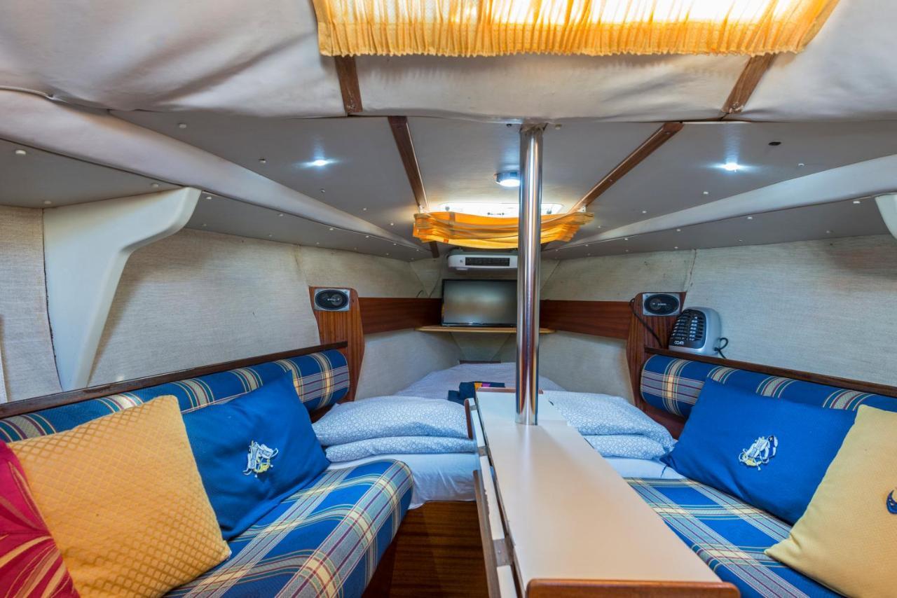 Pequeno Velero En Port Forum Ideal Para Backpackers Сант Адриа де Бесос Екстериор снимка