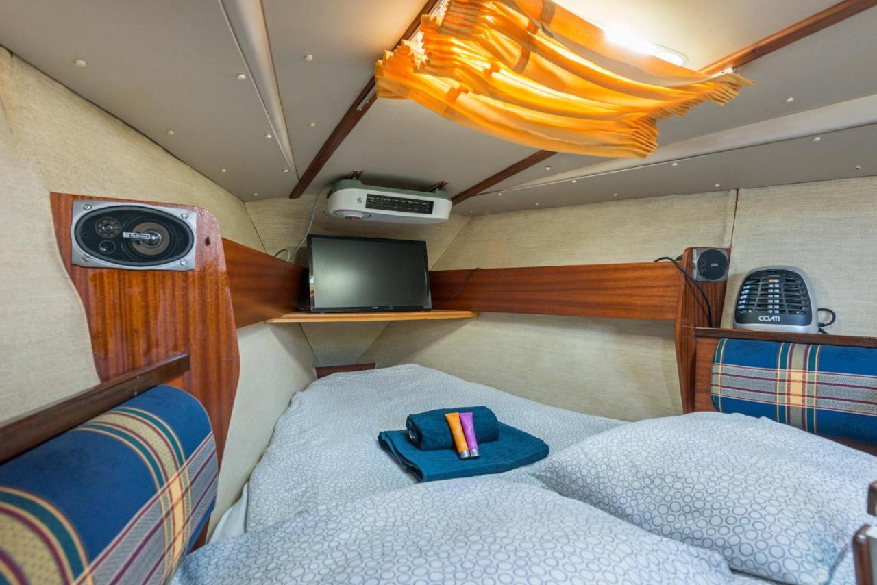 Pequeno Velero En Port Forum Ideal Para Backpackers Сант Адриа де Бесос Екстериор снимка