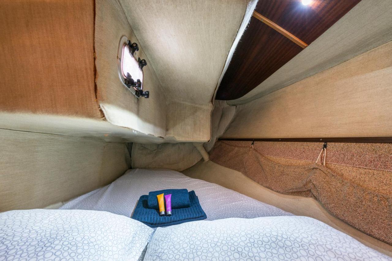 Pequeno Velero En Port Forum Ideal Para Backpackers Сант Адриа де Бесос Екстериор снимка