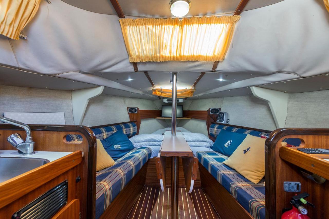 Pequeno Velero En Port Forum Ideal Para Backpackers Сант Адриа де Бесос Екстериор снимка