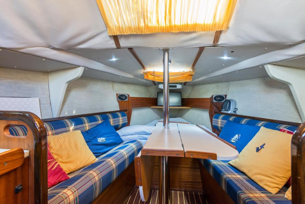 Pequeno Velero En Port Forum Ideal Para Backpackers Сант Адриа де Бесос Екстериор снимка