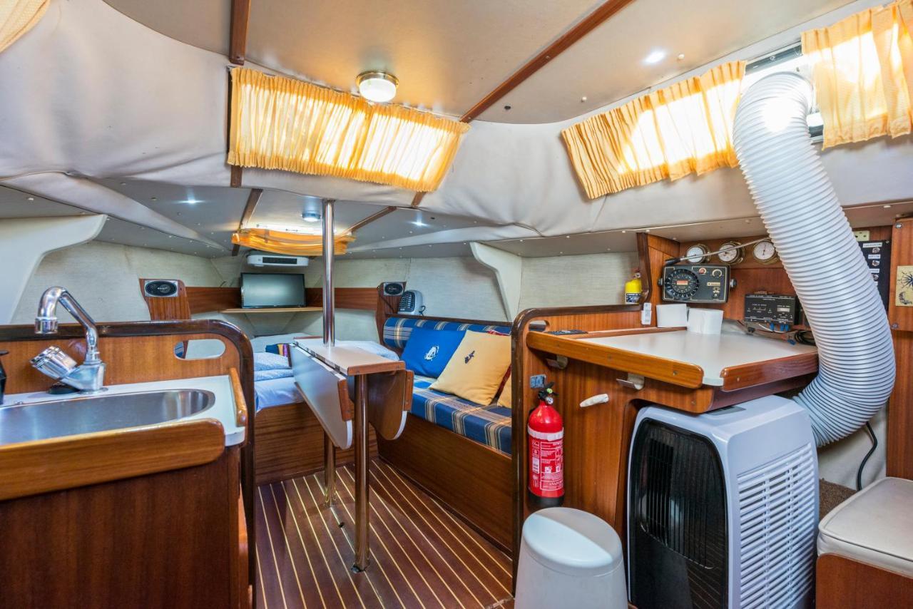 Pequeno Velero En Port Forum Ideal Para Backpackers Сант Адриа де Бесос Екстериор снимка