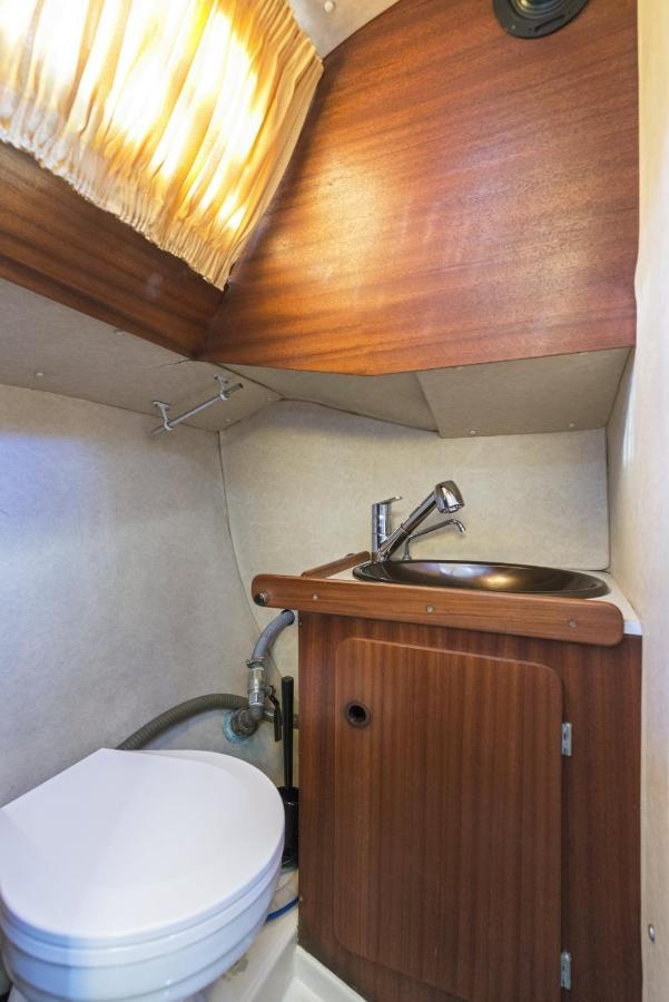 Pequeno Velero En Port Forum Ideal Para Backpackers Сант Адриа де Бесос Екстериор снимка