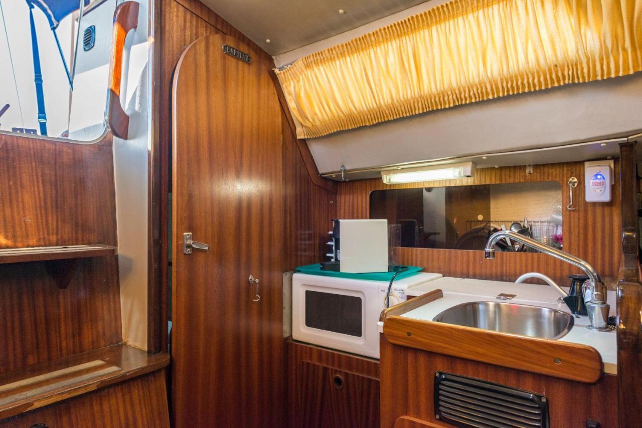 Pequeno Velero En Port Forum Ideal Para Backpackers Сант Адриа де Бесос Екстериор снимка
