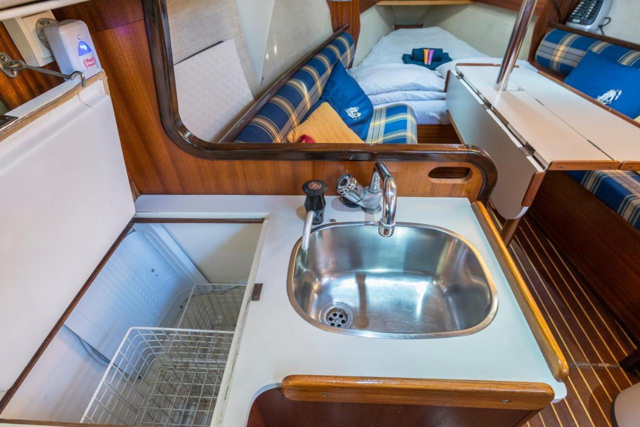 Pequeno Velero En Port Forum Ideal Para Backpackers Сант Адриа де Бесос Екстериор снимка