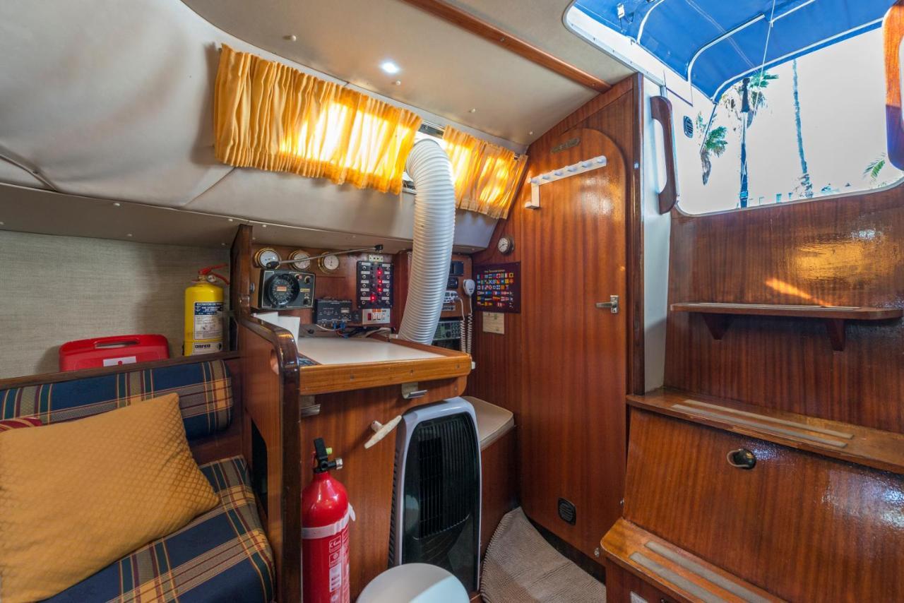 Pequeno Velero En Port Forum Ideal Para Backpackers Сант Адриа де Бесос Екстериор снимка